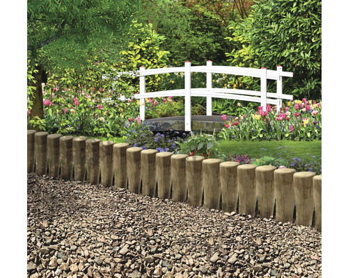 Gartenlandschaft mit Holzzaun und weißer Brücke