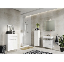 Modernes Badezimmer mit Dusche, Waschbecken, Spiegel und weißen Badmöbeln.
