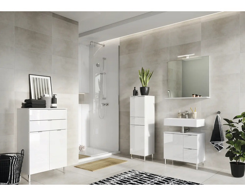 Modernes Badezimmer mit Dusche, Waschbecken, Spiegel und weißen Badmöbeln.