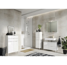 Modernes Badezimmer mit Dusche, Waschbeckenunterschrank, Spiegelschrank und Hochschrank.