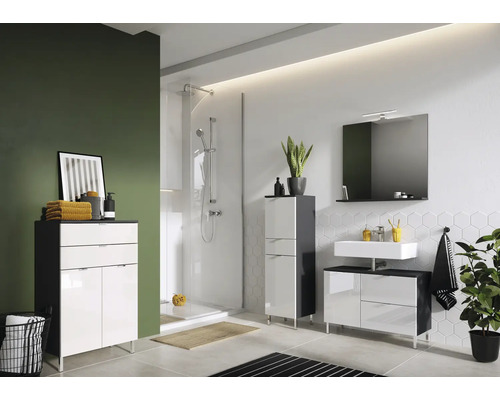 Modernes Badezimmer mit Dusche und Badmöbeln in Schwarz und Weiß