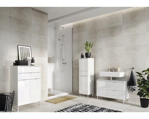 Helles Badezimmer mit Dusche, Waschbecken, Spiegelschrank und Pflanzen