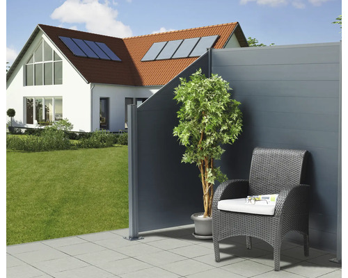 Sichtschutzzaun mit Stuhl und Pflanze im Garten