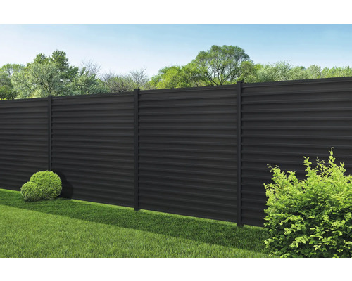Gartenzaun aus Metall mit horizontaler Wellenstruktur als Sichtschutz