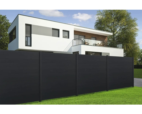 Garten mit modernem Haus und Zaun aus Aluminium