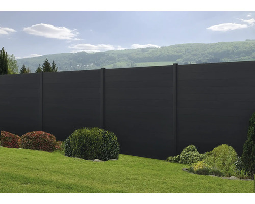 Gartenzaun aus Kunststoff im Garten