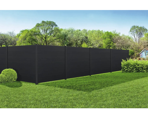 Gartenansicht mit blickdichtem Zaun aus Kunststoff