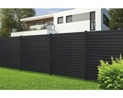 Schwarzer Metallzaun im Garten vor modernem Haus