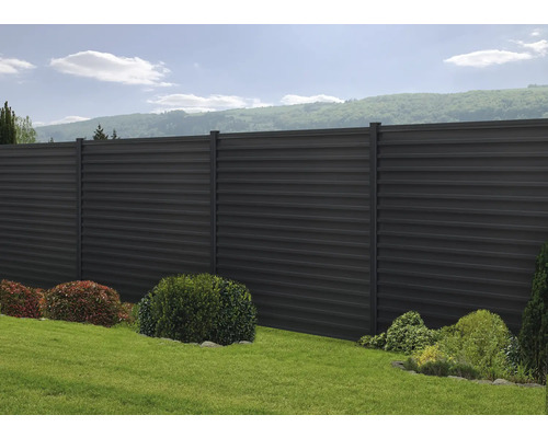 Moderner Sichtschutzzaun aus Metall im Garten