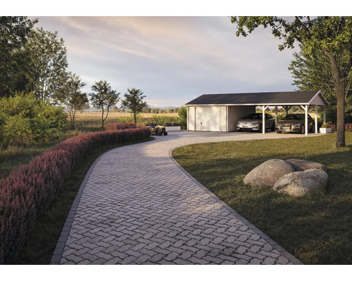 Einfahrt mit Pflastersteinen, Garage und Carport in einem Garten.