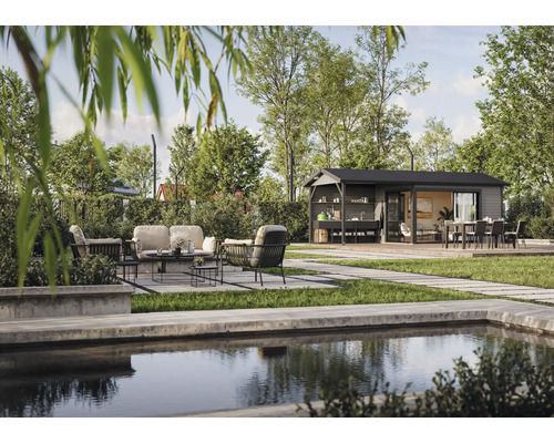 Garten mit Pool, Gartenhaus, Outdoor-Küche, Sofa, Sesseln und Esstisch für ein entspanntes Ambiente