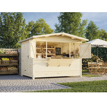 Holzverkaufsstand im Freien mit Bäckereiartikeln, Obst und Café-Bereich mit Tisch und Stühlen unter einem Sonnenschirm