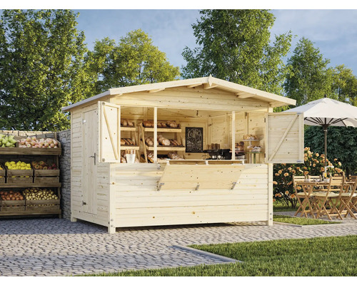 Holzverkaufsstand im Freien mit Bäckereiartikeln, Obst und Café-Bereich mit Tisch und Stühlen unter einem Sonnenschirm