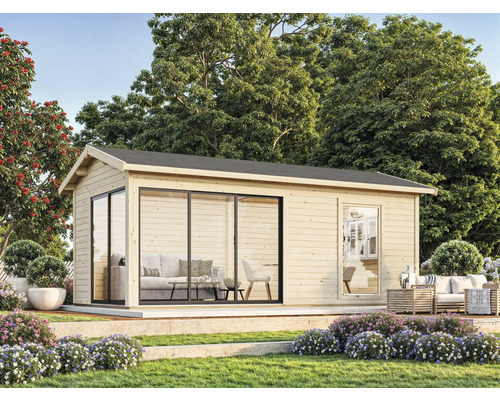 Holzgartenhaus mit Schiebetüren und Fenstern in einer Gartenanlage