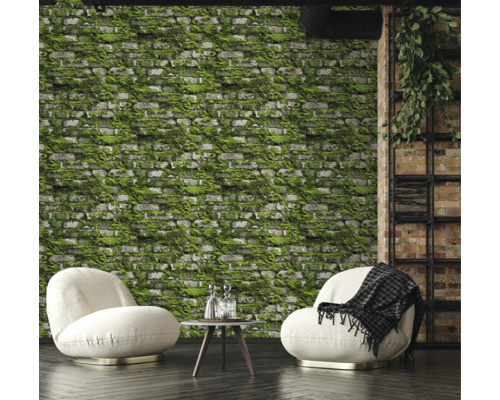 Dekoratives Wohnzimmer mit Mauer-Tapete mit Moosbewuchs, Sesseln und Beistelltisch