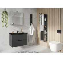 Modernes Badezimmer mit Waschtisch, Spiegelschrank, Hängeregal und wandhängendem WC.