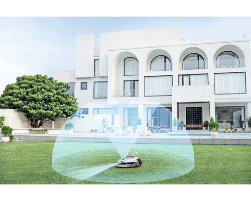 Rasenmähroboter auf Rasenfläche vor modernem Haus mit Pool und Gartenmöbeln