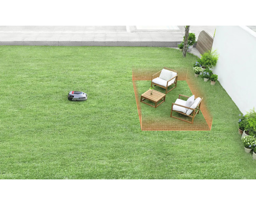 Szene eines Gartens mit Rasenmähroboter und Sitzbereich mit Gartenmöbeln.