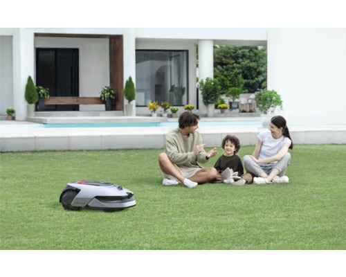 Szene mit einer Familie im Garten und einem Rasenmähroboter