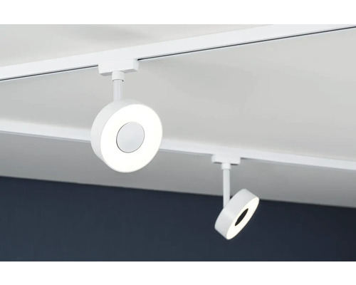 Zwei runde Schienenstrahler an einer weißen Deckenschiene.