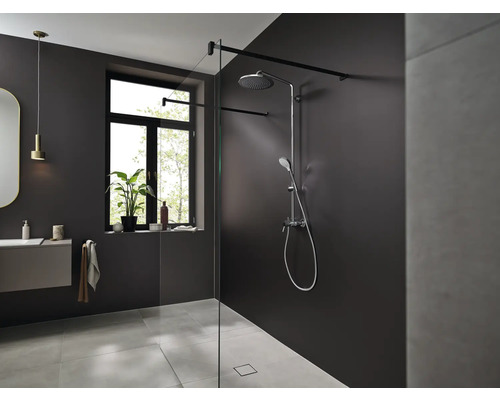 Modernes Badezimmer mit Dusche, Waschbecken und Fenster
