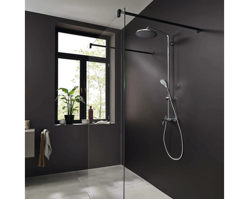 Badezimmer mit Duscharmatur, Duschkopf und Duschstange