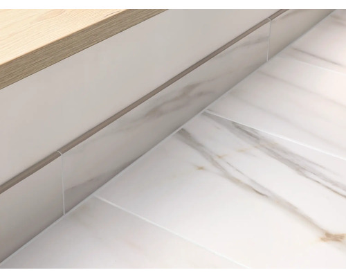 Detailansicht eines hellen Badezimmers mit Marmorfliesen und Waschtisch