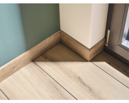 Bodenbelag und Sockelleisten in einem Zimmer