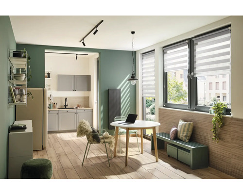 Wohnküche mit Esstisch, Stühlen, Bank und Fenster mit Rollo