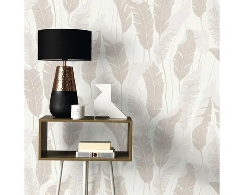 Raum mit Tapete mit Blattmuster, Lampe und Regal