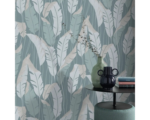 Nahaufnahme einer Wand mit Tapete mit Blattmuster, Tisch mit Vasen und Hockern