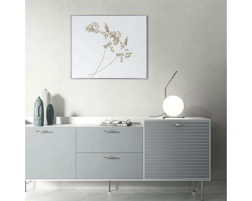 Wohnraumansicht mit Sideboard, Tischlampe und gerahmtem botanischem Druck