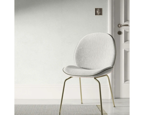 Gepolsterter Stuhl mit Metallbeinen vor einer Wand und einer Tür