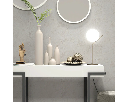 Dekoratives Arrangement mit Vasen, Tischleuchte und Holzhand auf einem weißen Tisch