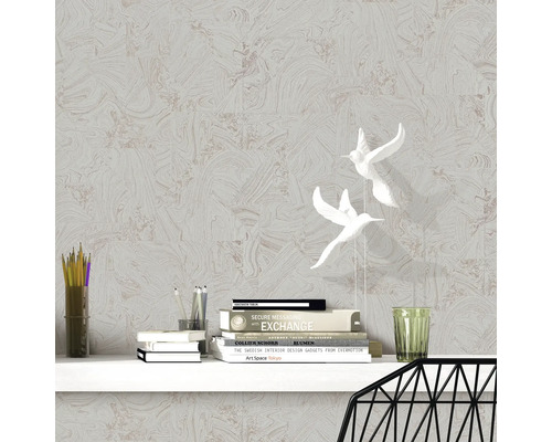 Dekorative Tapete mit Marmormuster auf einer Bürowand.