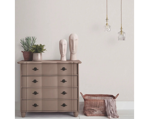 Kommode mit Schubladen, Dekoration und Beleuchtung in einem hellen Raum