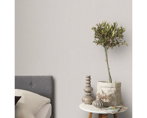 Schlafzimmer mit Bett, Beistelltisch und Olivenbaumtapete