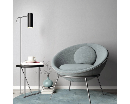 Leseecke mit Sessel, Stehlampe und Beistelltisch