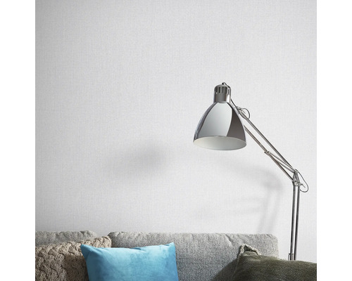 Tapete an Wand über Sofa mit Stehlampe