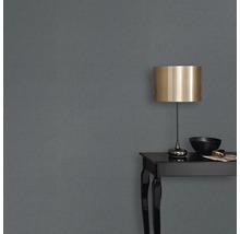 Nahaufnahme einer grauen Vliestapete im Wohnraum.