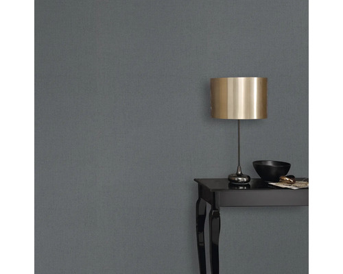 Nahaufnahme einer grauen Vliestapete im Wohnraum.