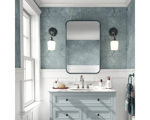 Badezimmer mit Waschbecken, Spiegel und Wandleuchten