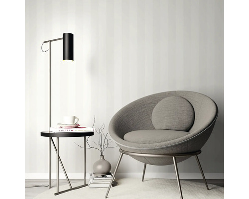 Szene mit einem Sessel, einem Beistelltisch und einer Stehlampe.