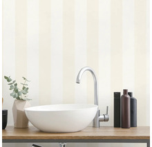 Modernes Badezimmer mit Waschbecken, Armatur, Seifenspender und gestreifter Tapete