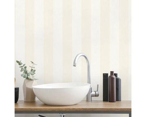 Modernes Badezimmer mit Waschbecken, Armatur, Seifenspender und gestreifter Tapete