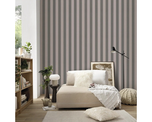 Wohnzimmer mit gestreifter Tapete, Sofa und Dekoration