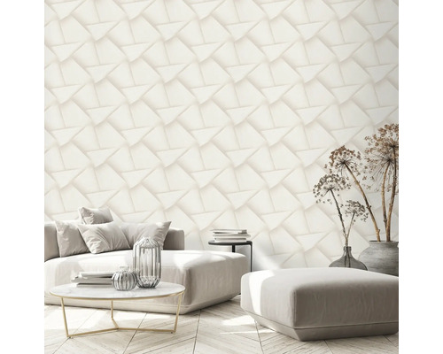 Wohnzimmer mit Sofa, Couchtisch, Hocker und dreidimensionaler Tapete