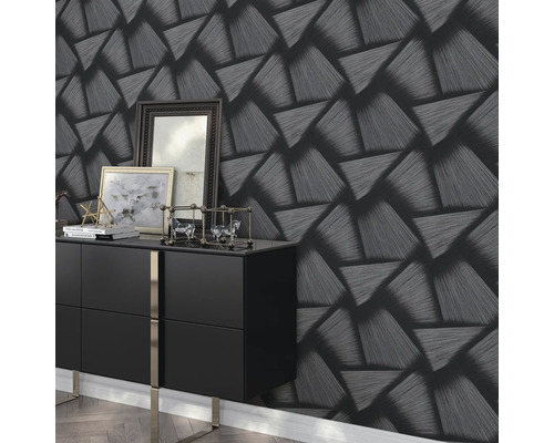 Wohnraum mit schwarzer Kommode und Tapete mit geometrischem Dreiecksmuster