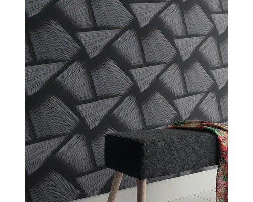 Nahaufnahme einer Wand mit geometrischer Tapete und einer Bank