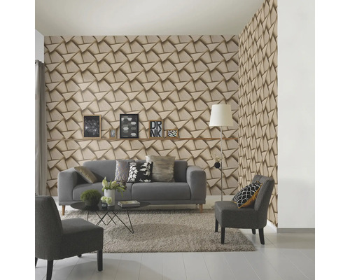 Wohnzimmer mit grauer Couch, Sesseln, Teppich und Tapete mit dreidimensionalem Dreiecksmuster